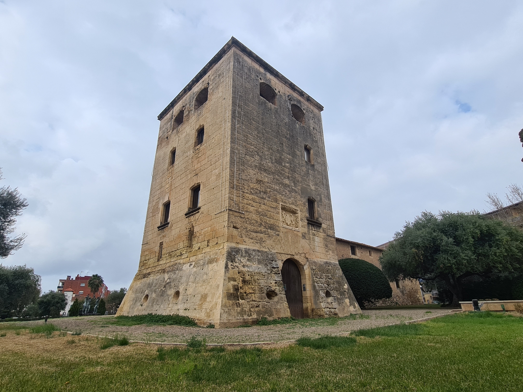 La desfilada comença amb la presentació de Jaume I a la Torre Vella de Salou