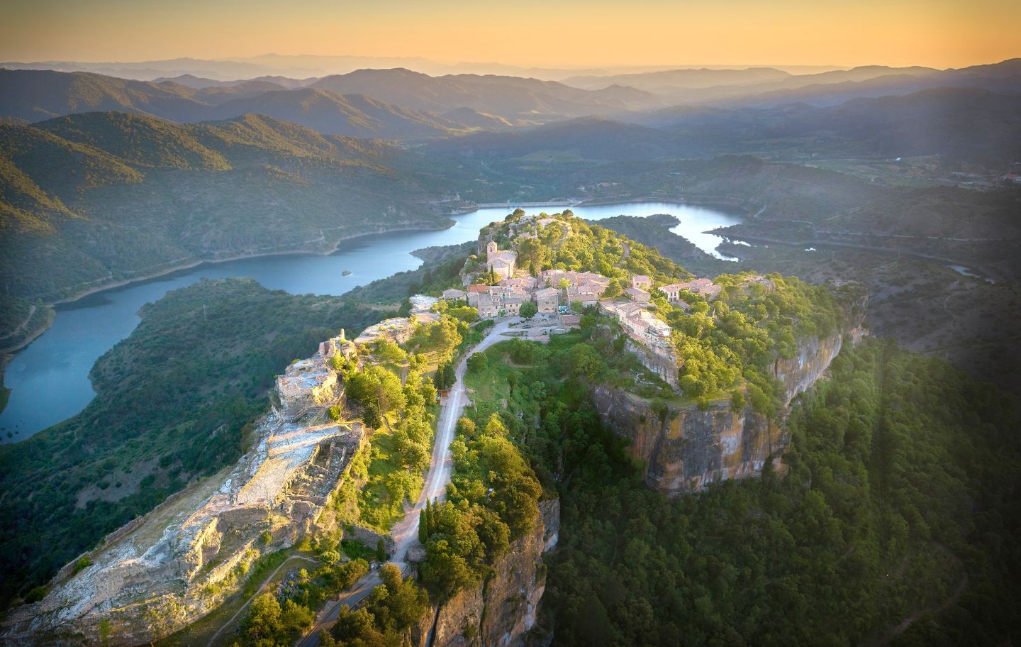 Siurana es troba enlairat en una cinglera dominada per l'esquerra pel riu de Siurana i, per la dreta, pel torrent d'Estopinyà