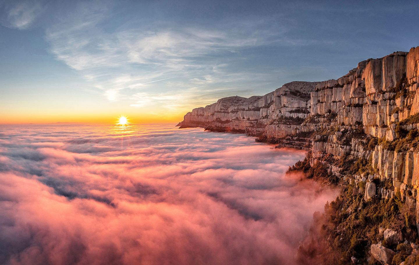 Posta de sol sobre un mar de núvols vista des del grau de Montsant, el camí tradicional i històric de Cornudella de Montsant que puja a la serra Major