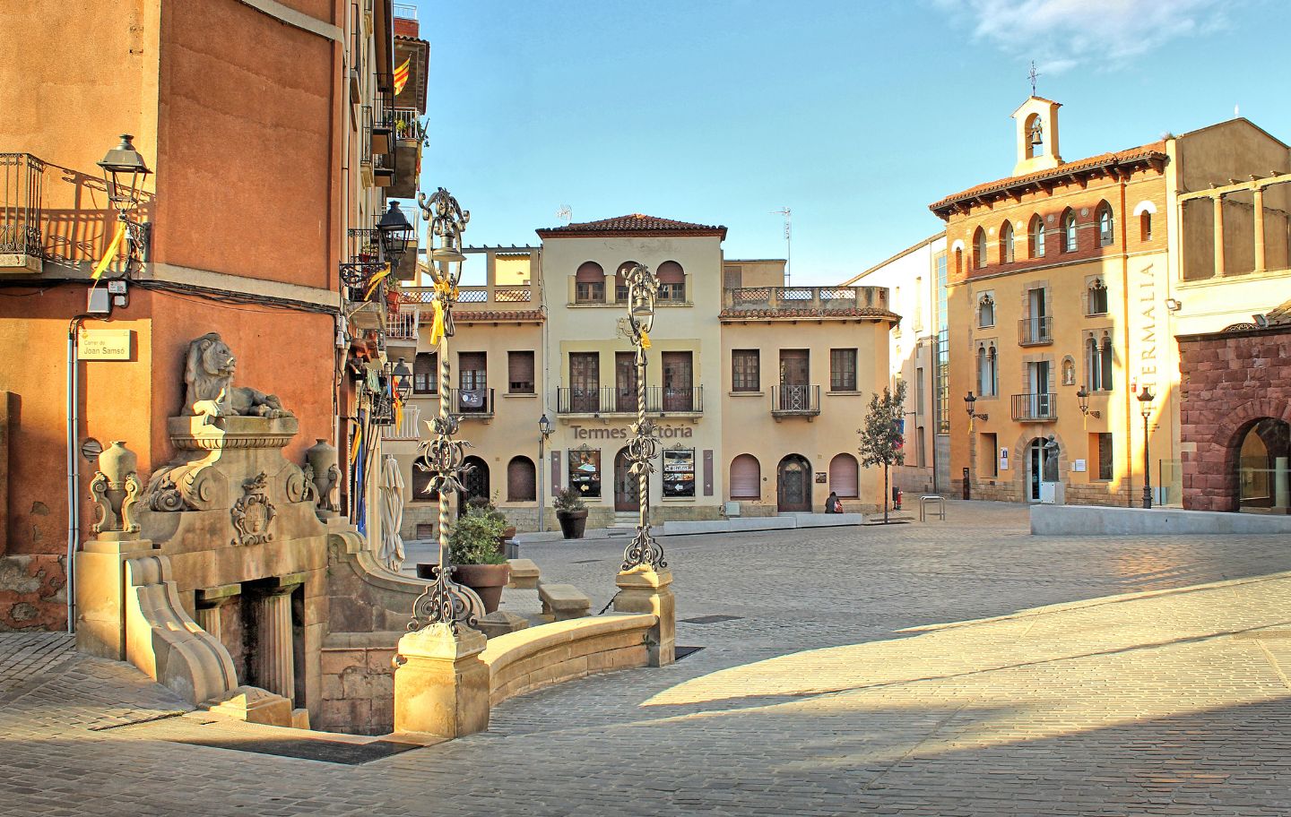 La mítica plaça de la Font del Lleó de Caldes de Montbui, punt de sortida de la ruta