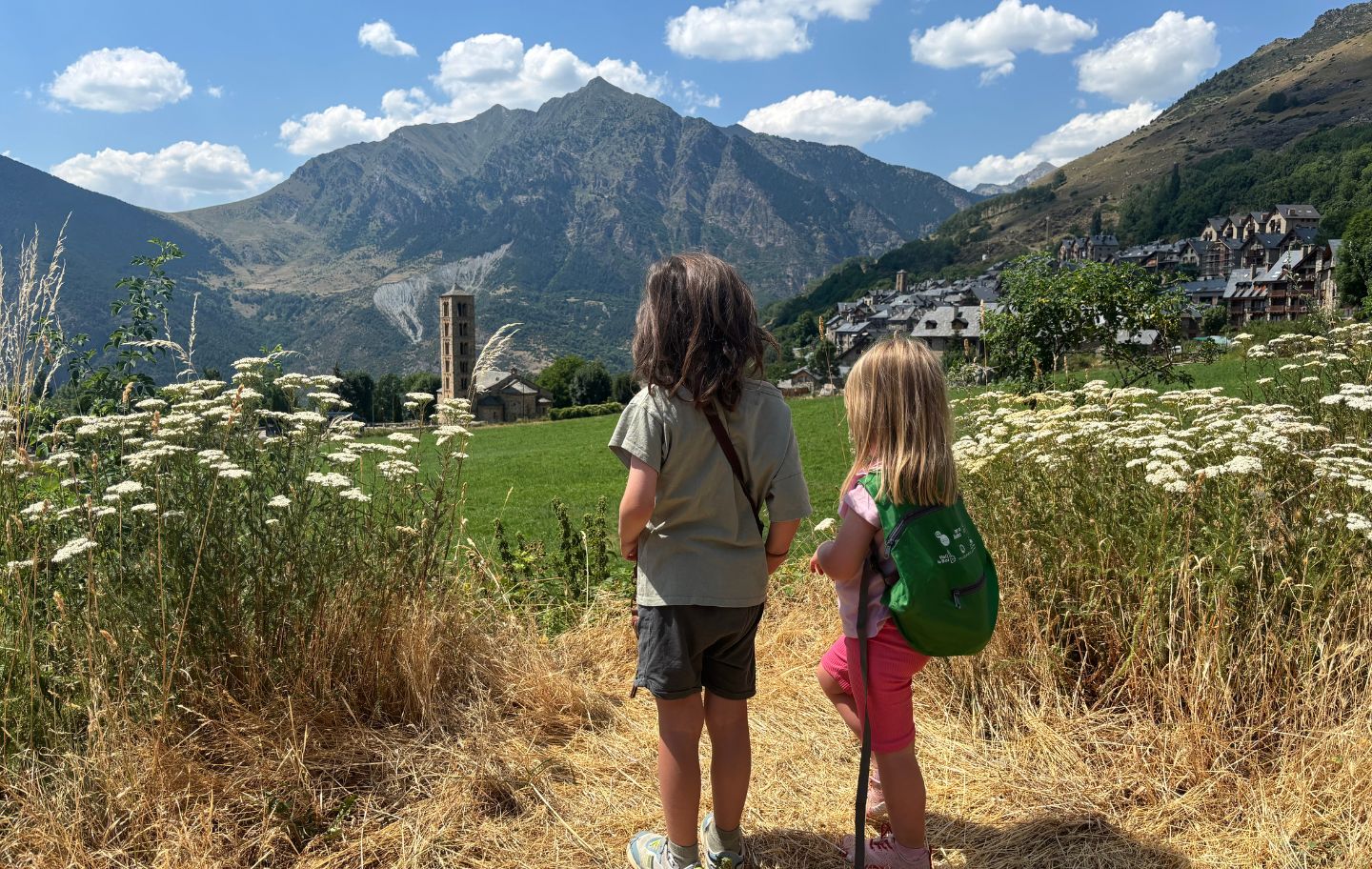 En Roc i la Tanit a Taüll, amb el campanar de Sant Climent al fons