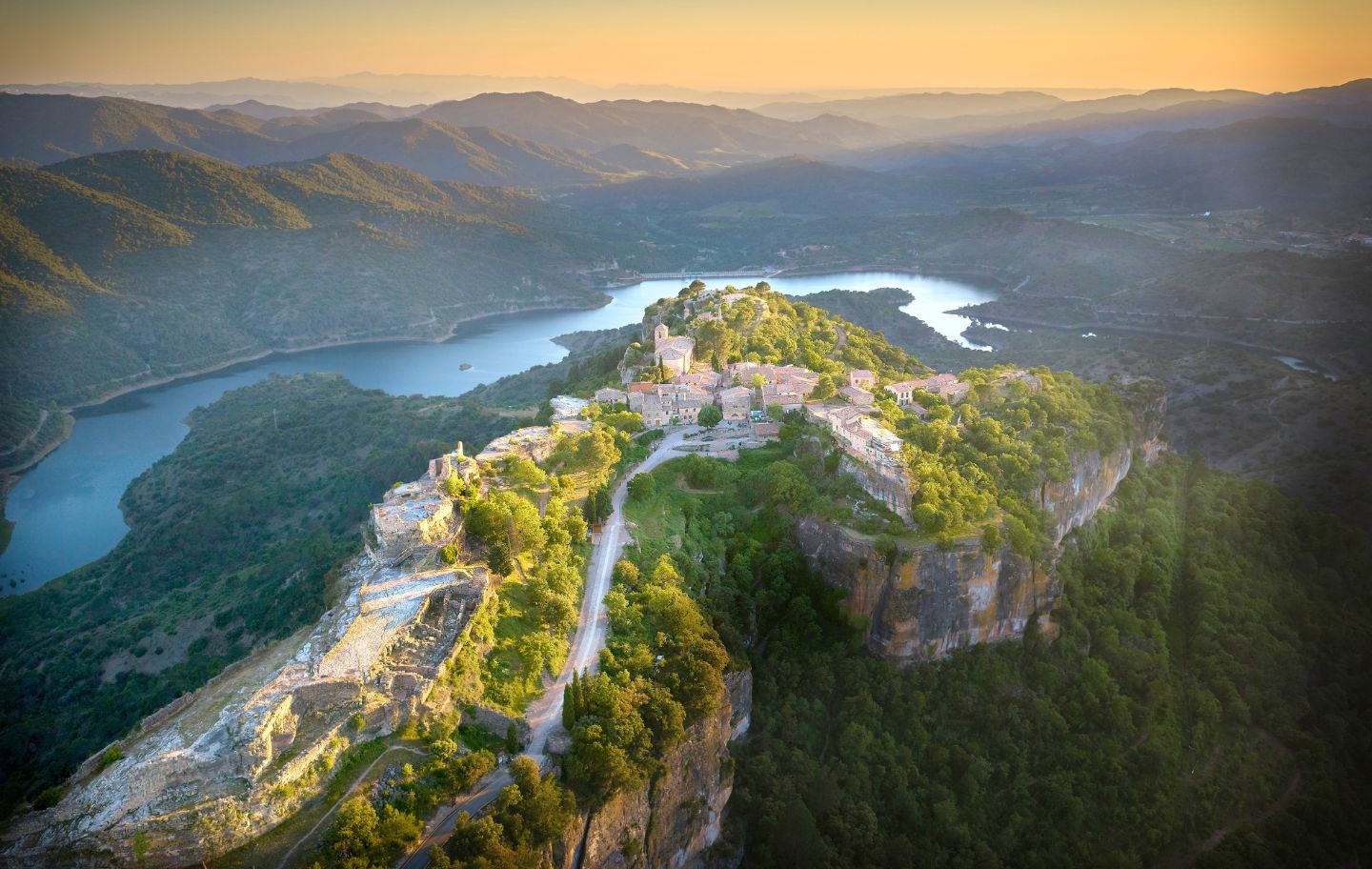 Siurana es troba enlairat en una cinglera dominada per l’esquerra pel riu de Siurana i, per la dreta, pel torrent d’Estopinyà