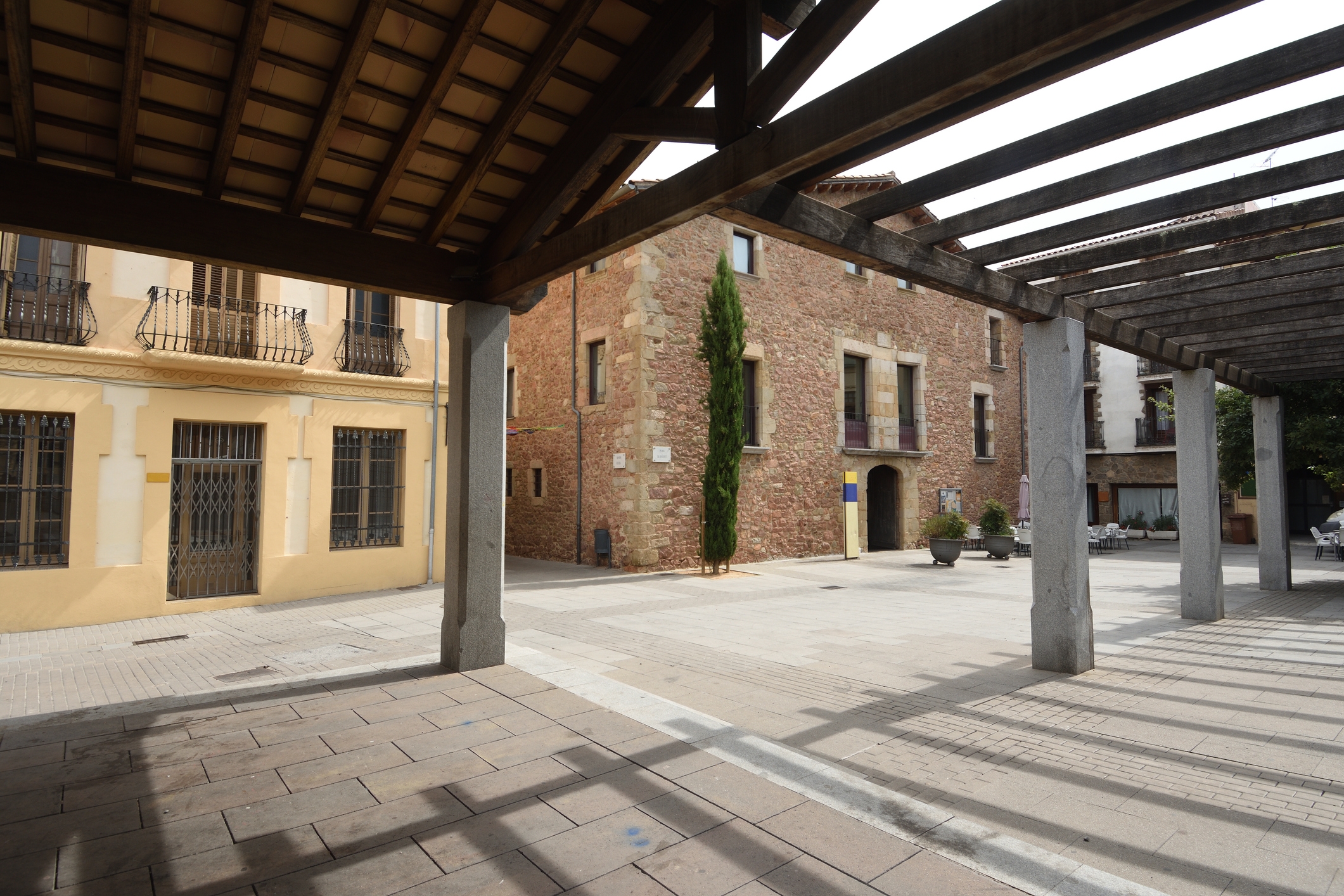 La plaça Mossèn Jacint Verdaguer és una de les més cèntriques i amb més vida de Sant Hilari Sacalm