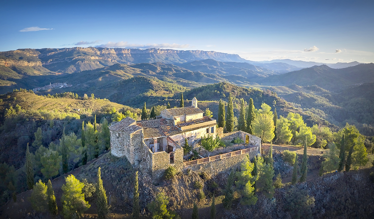Des de l'ermita es pot gaudir d'uns paisatges espectaculars del Priorat i la serra del Montsant