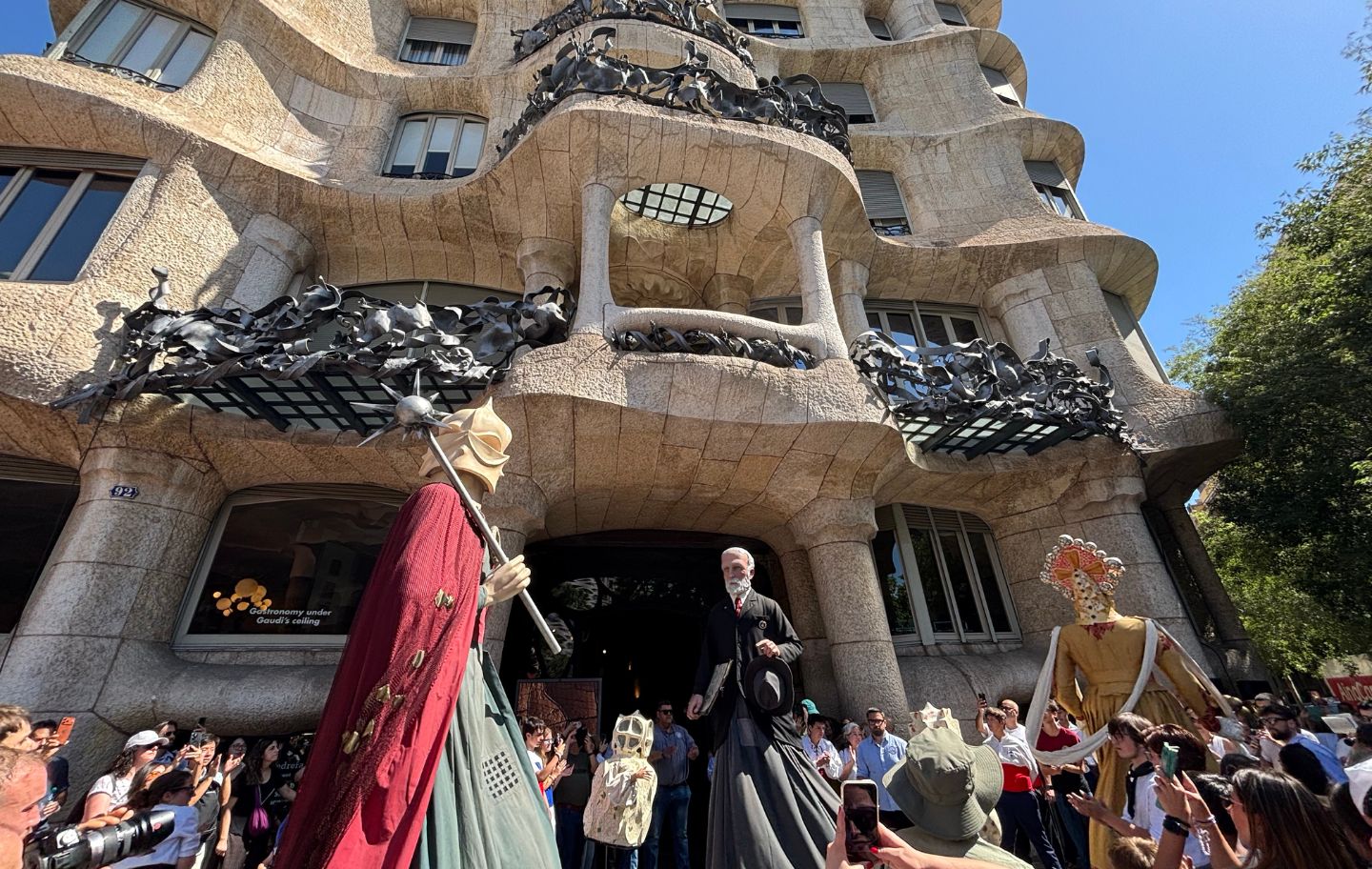Els gegants de la Pedrera tornen a ballar després de set mesos de restauració