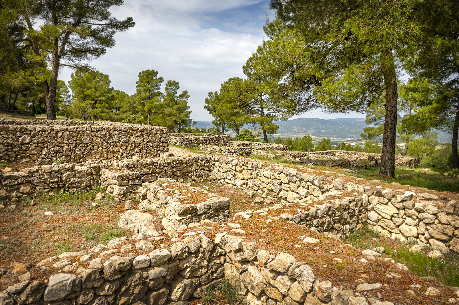 L'estructura del poblat està organitzada a partir de carrers i places al voltant d'illes de cases