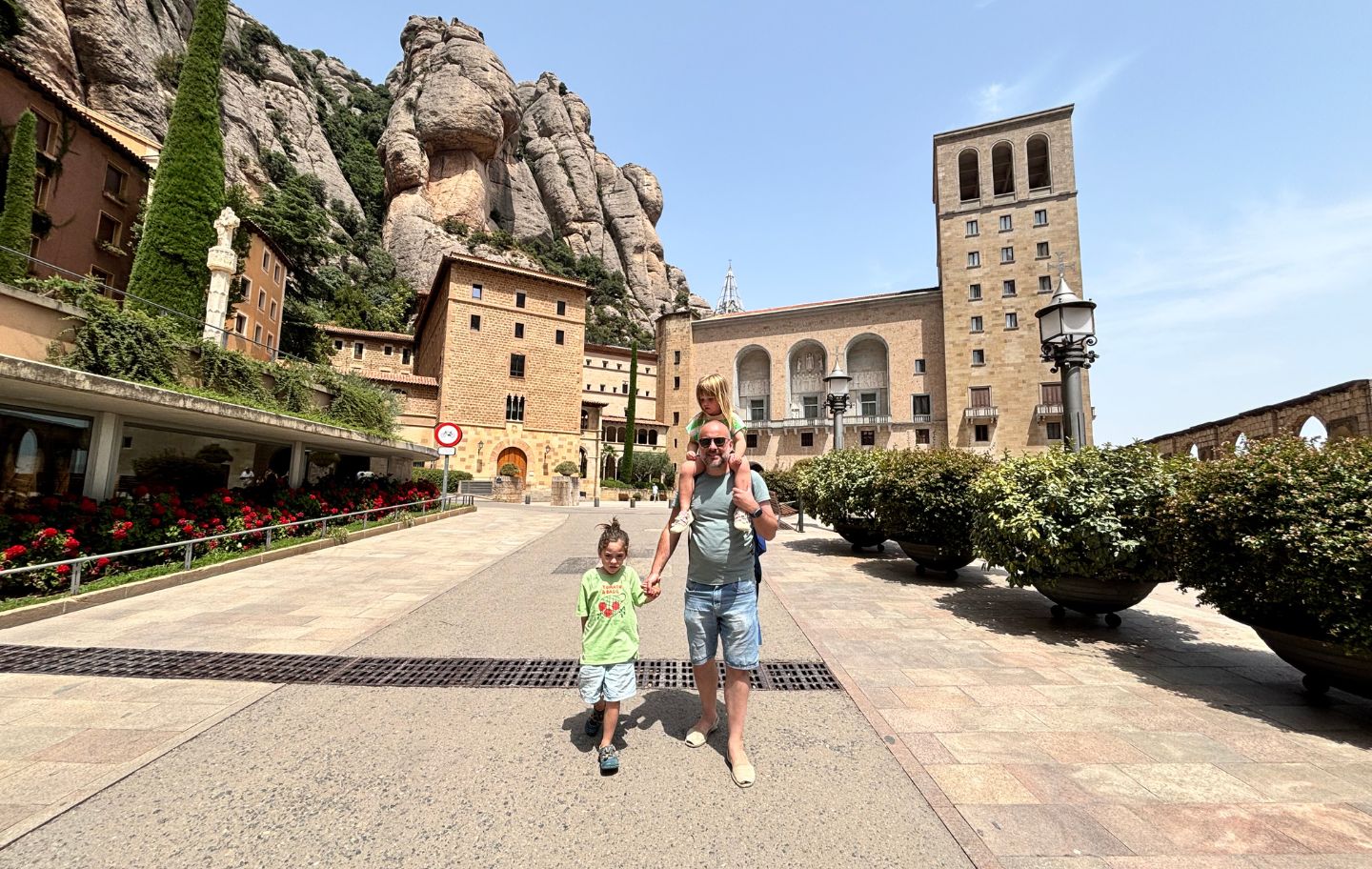 La família al santuari de Montserrat, una de les visites imprescindibles del Grand Tour e Catalunya