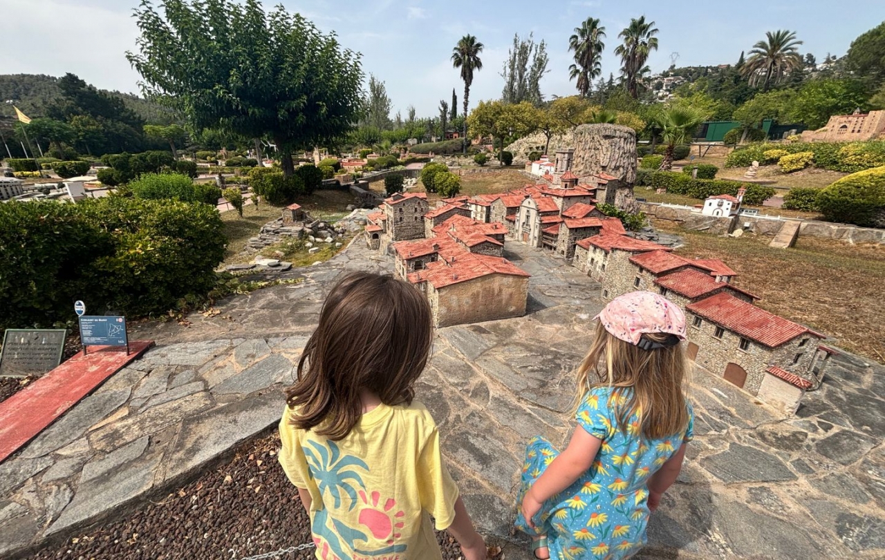 En Roc i la Tanit observen Rupit a Catalunya en Miniatura