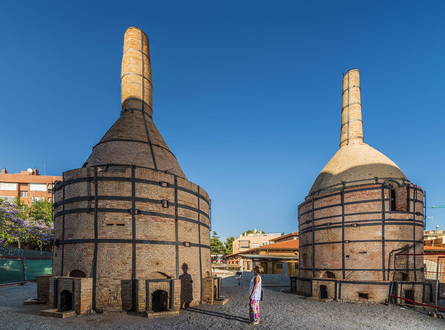 L'itinerari permet conèixer l'antiga fàbrica de ceràmica Pujol i Bausis, coneguda tradicionalment com 'La Rajoleta'