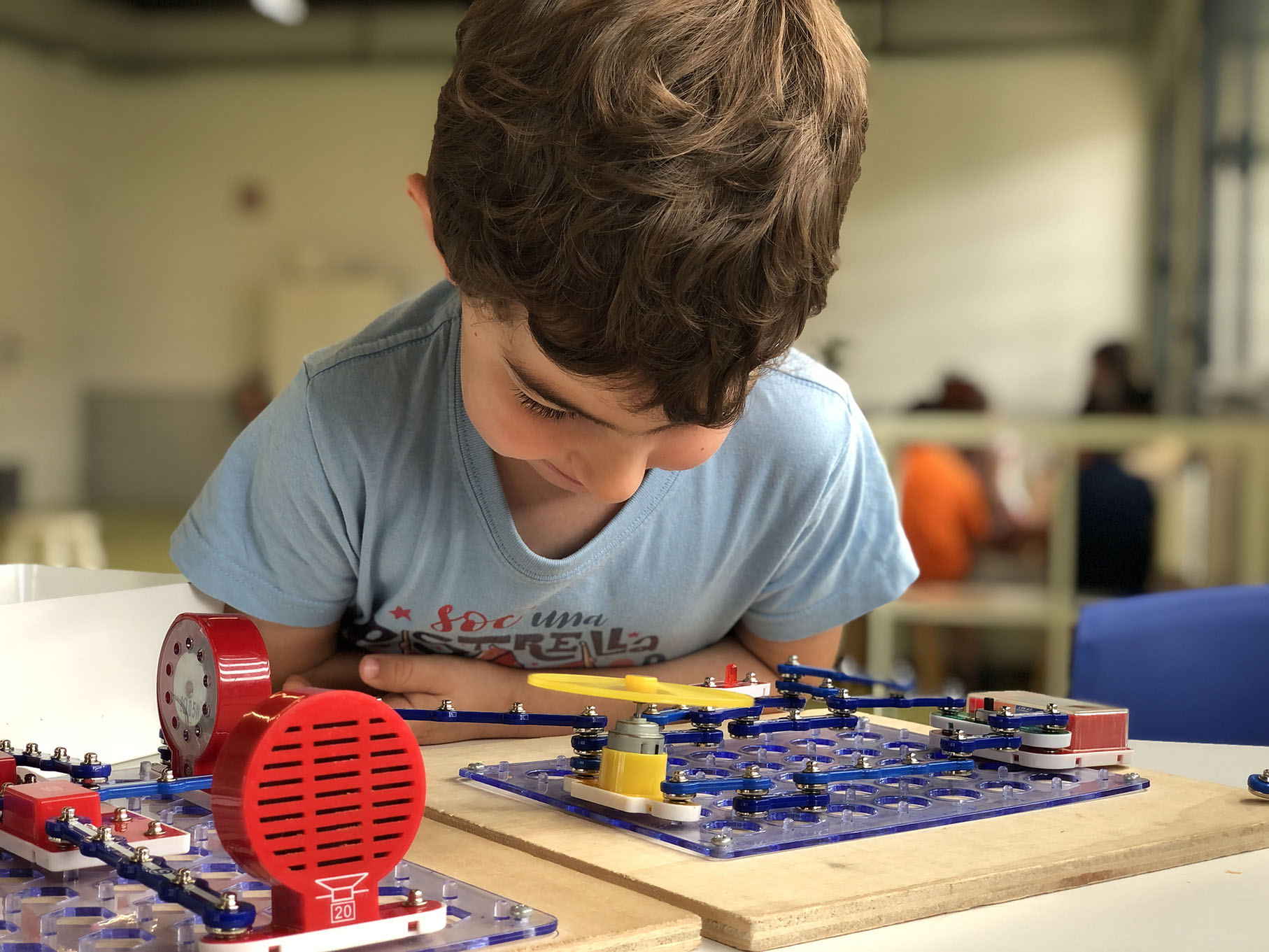 El 'tecnolab' dinamitzat per Lab_06 busca estimular la iniciativa, la curiositat i el pensament creatiu dels nens