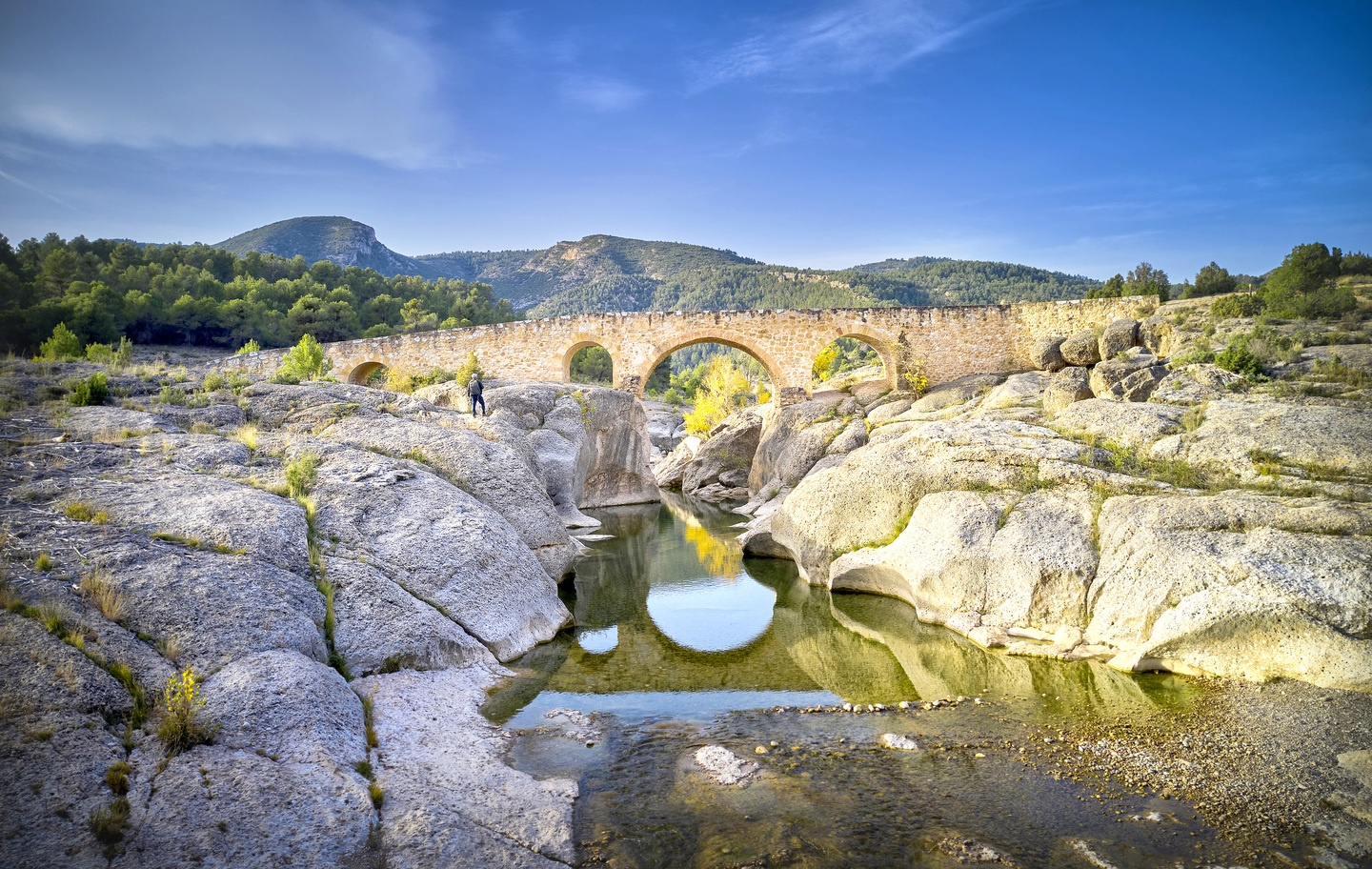 El pont de Cananilles es troba a uns quatre quilòmetres d’Aiguaviva, camí de la Ginebrosa.
