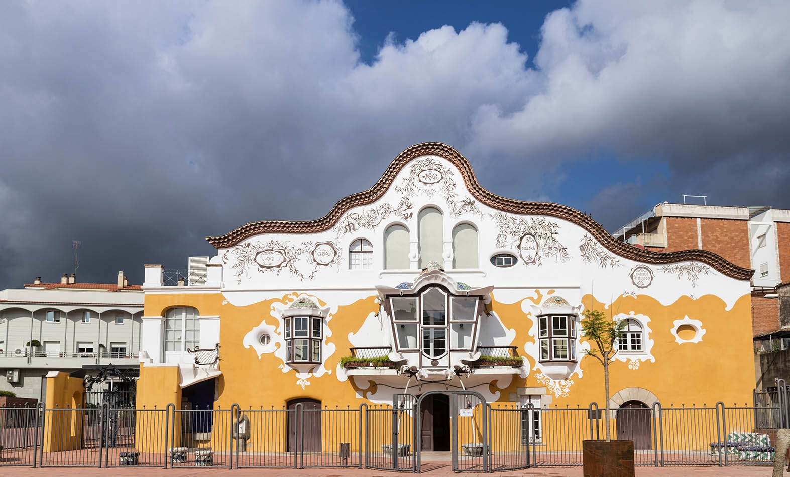 Can Negre, situada a Sant Joan Despí, fou transformada per l'arquitecte modernista Josep Maria Jujol i Gibert Can Negre, situada a Sant Joan Despí, fou transformada per l'arquitecte modernista Josep Maria Jujol i Gibert