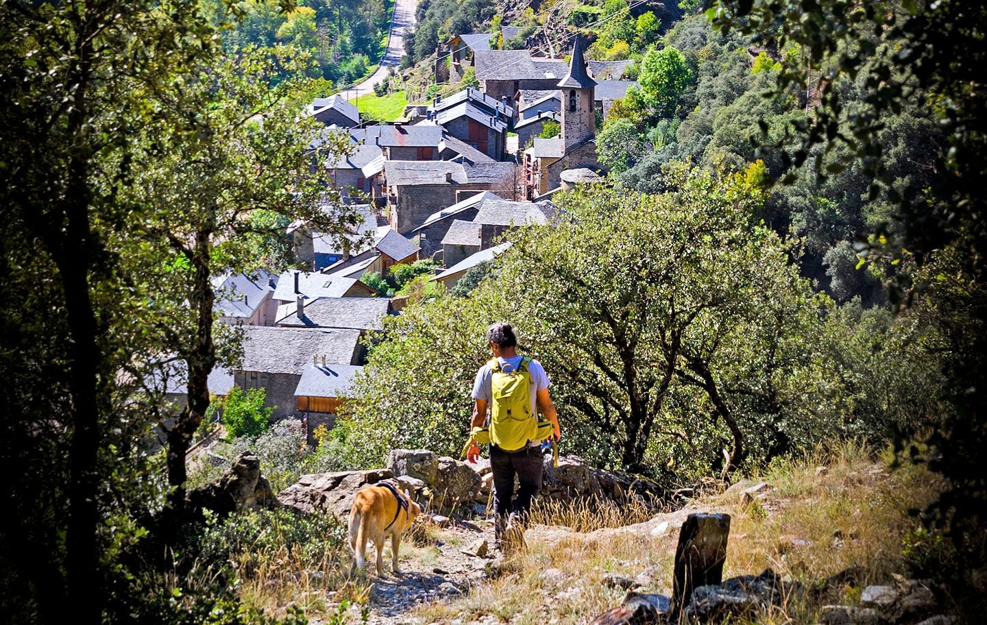 Des d'Ainet de Besan, i a pas de traginer, l'ascensió pel camí de les pastures i bordes d'Aixerto és un gaudi de racons ombrívols