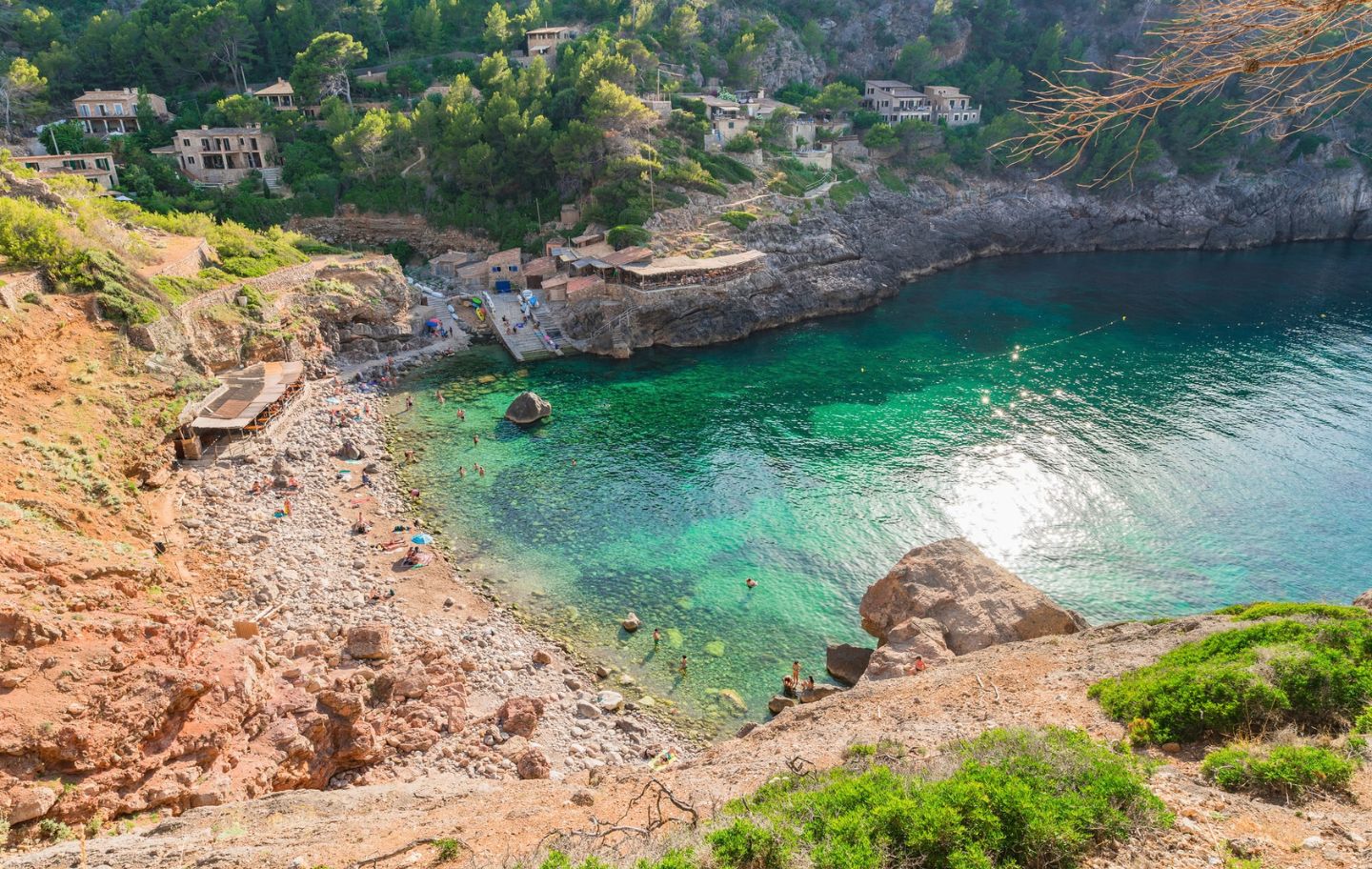 Cala Deià és una platja rocosa amb antigues casetes de pescadors i escars
