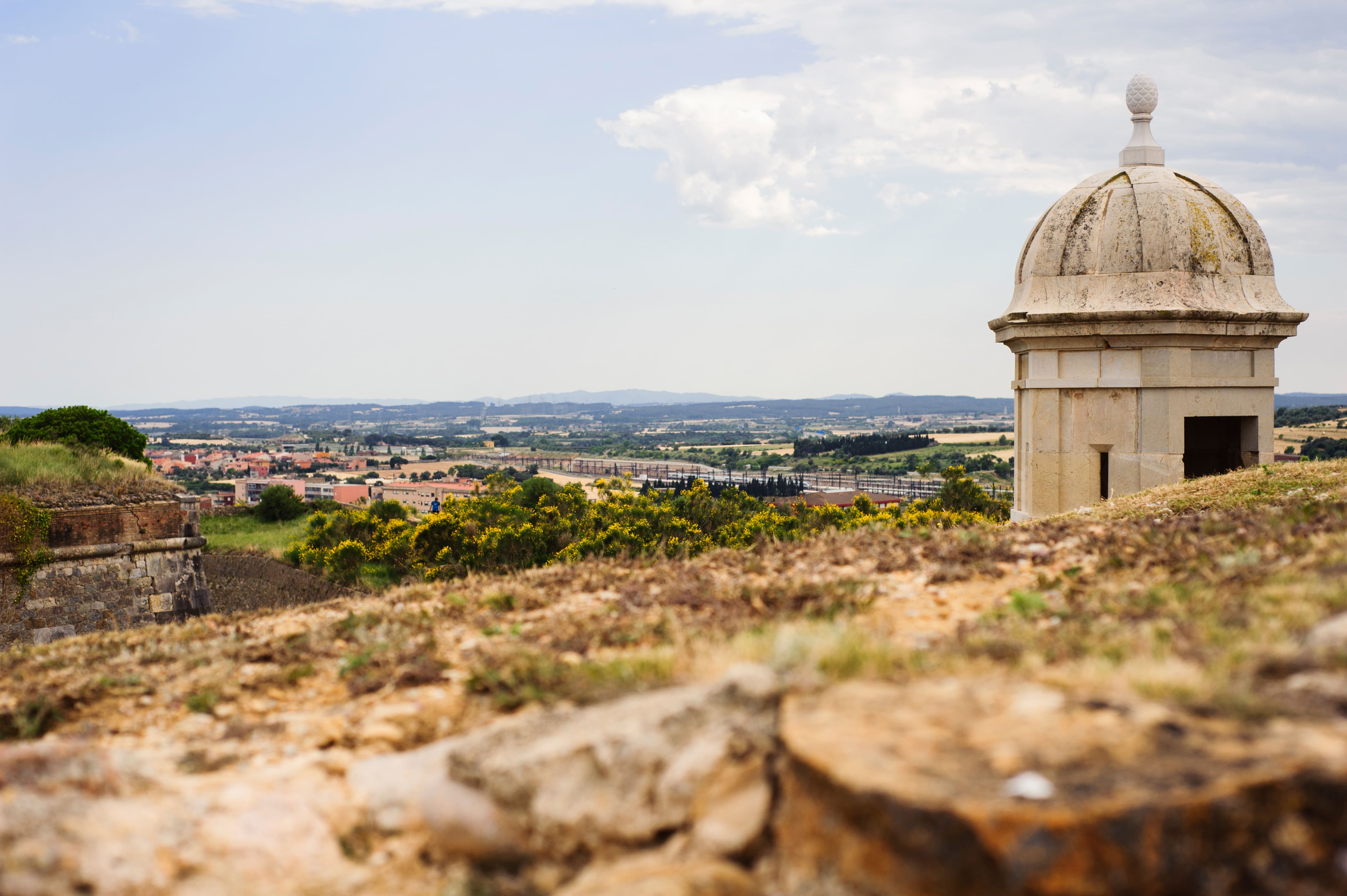 El castell de Sant Ferran, situat dalt d'un turó, ofereix una panoràmica espectacular de l'Alt Empordà