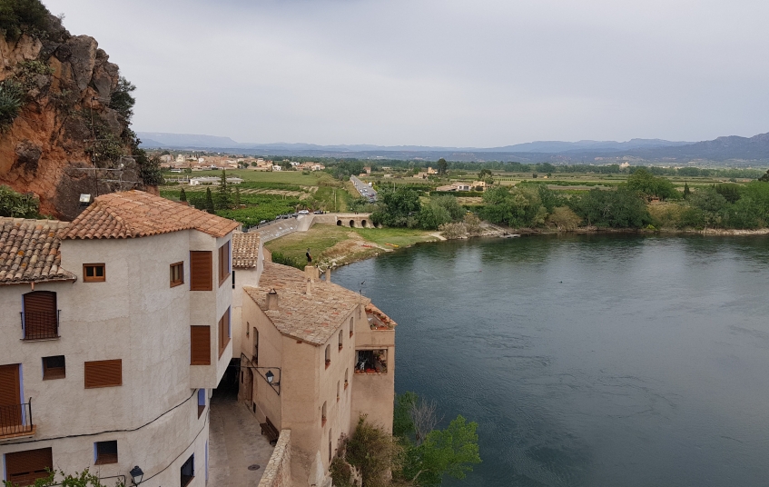 La pujada cap al castell de Miravet regala panoràmiques del poble i l'Ebre