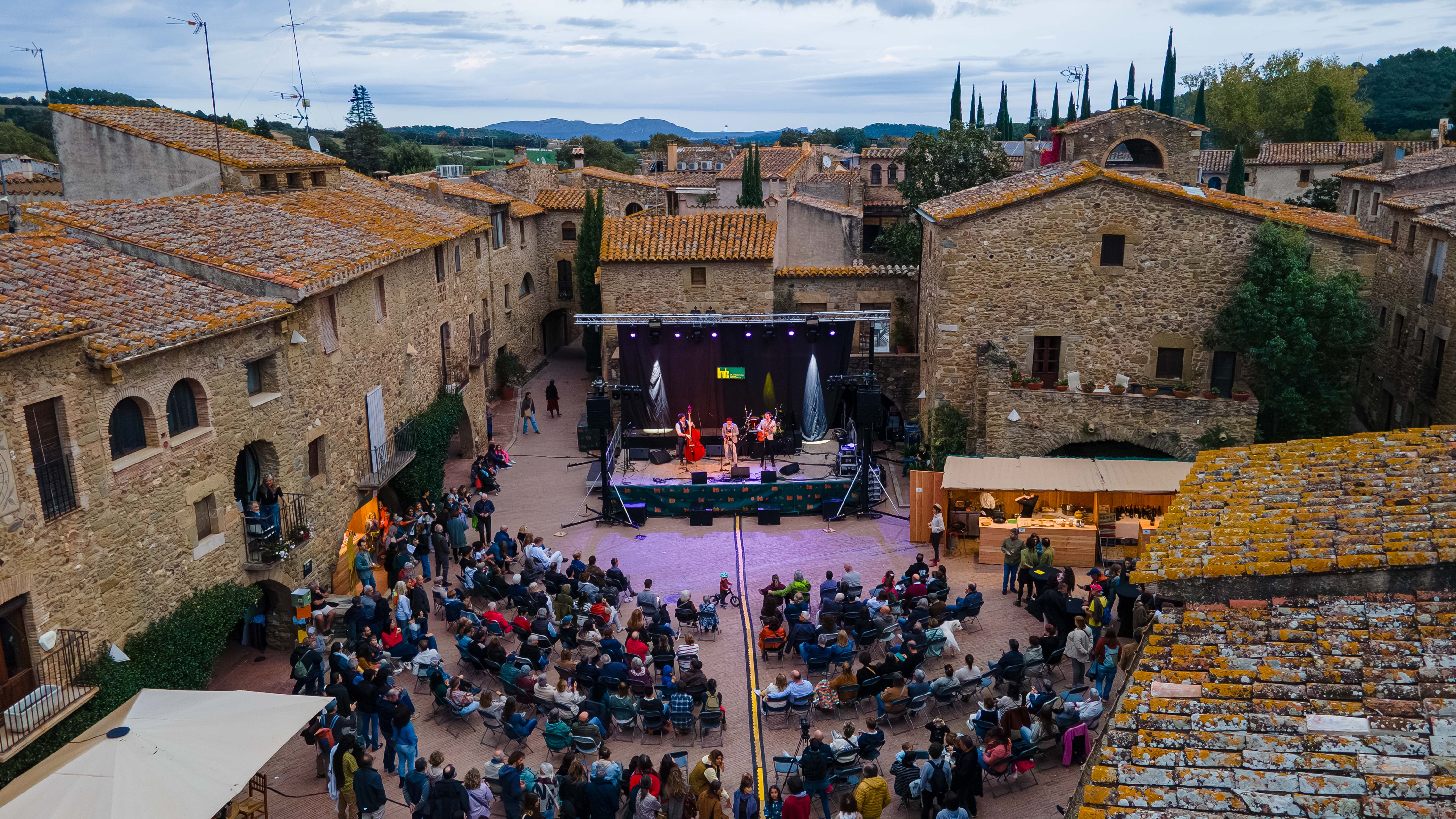 Les places dels pobles de l'Empordà acolliran diferents propostes culturals