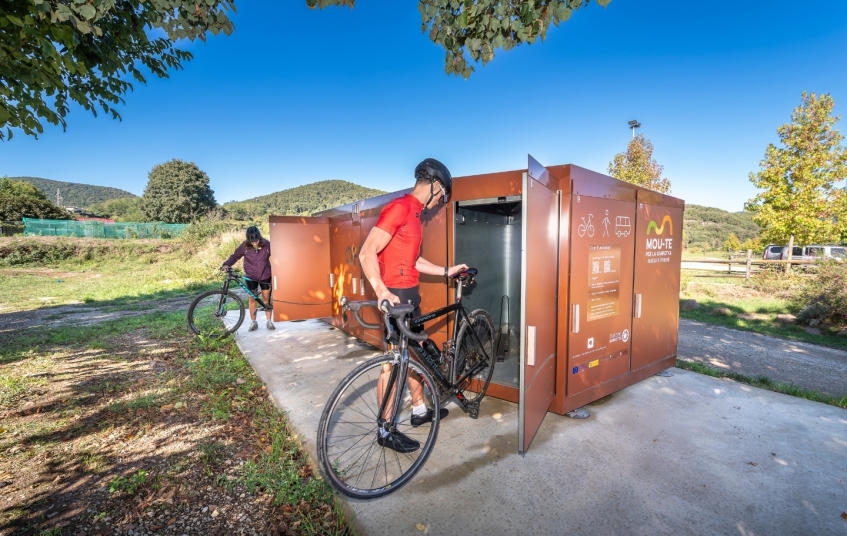 L’àrea intermodal de Santa Pau, on hi ha mòduls tancats d’estacionament per a bicicletes L’àrea intermodal de Santa Pau, on hi ha mòduls tancats d’estacionament per a bicicletes