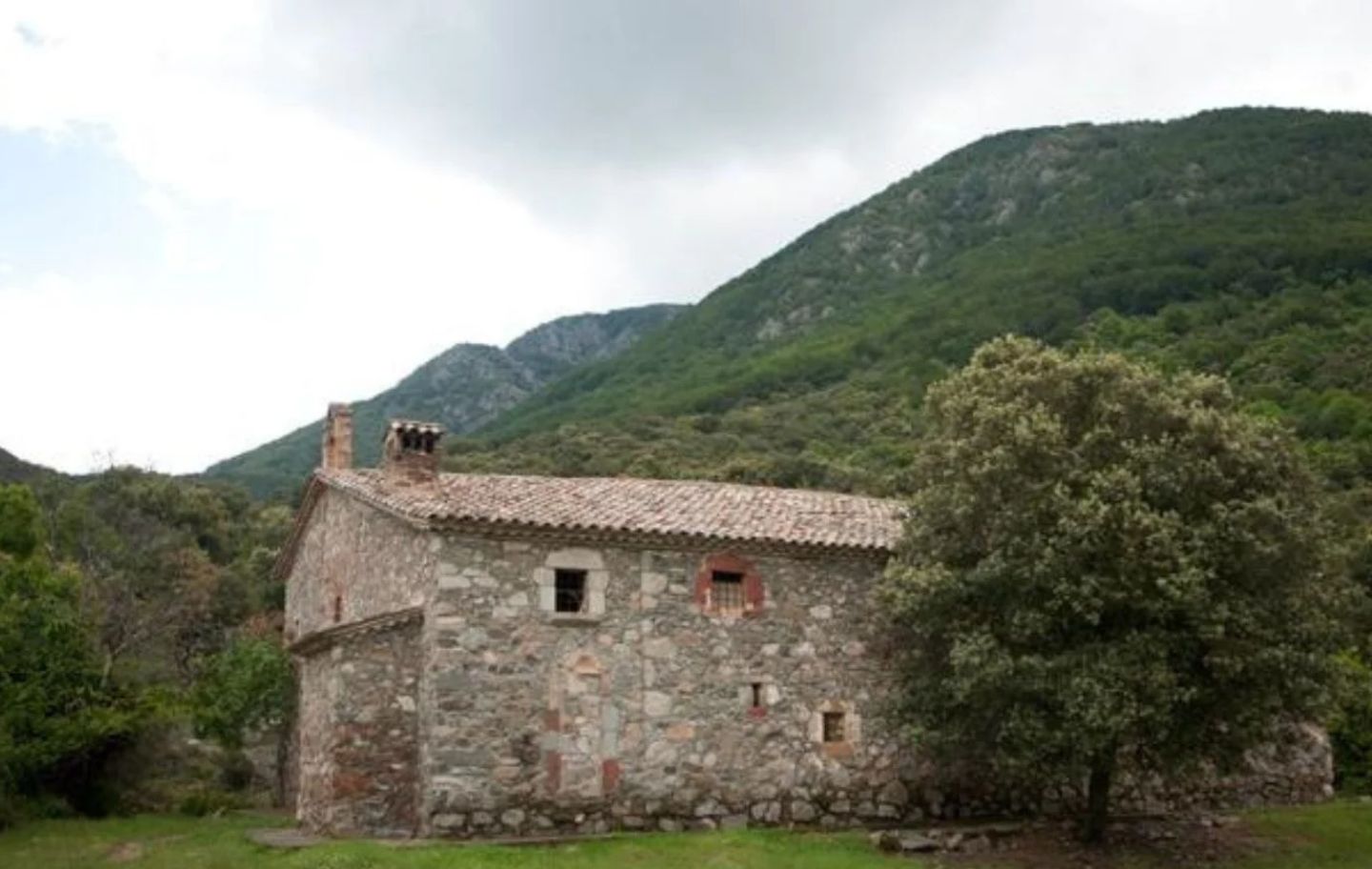 L'ermita de l'Erola de Viladrau s'alça al mig d'un prat a 900 metres d'altitud