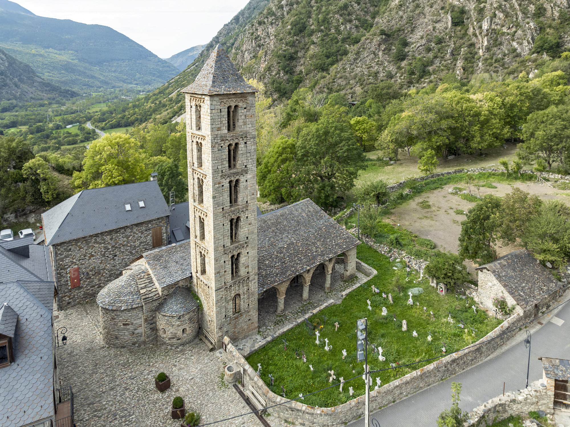 Santa Eulàlia presenta una esvelta torre de planta quadrada i sis pisos d’alçada
