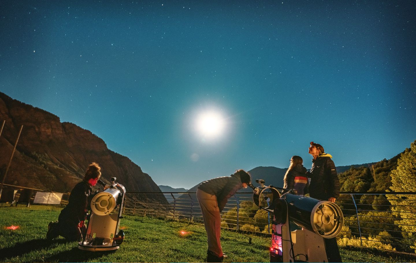 Amb el telescopi d’AstroEspot, l'equip observa la Lluna i planetes com Saturn